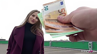 Stella, ein schlankes Touristengirl aus Deutschland, betreibt sexuelle Aktivitäten mit der Absicht Geld auf der Straße zu erhalten und erfüllt gleichzeitig die Rolle eines Abholmodells.Dieses Video enthält Hardcore-Inhalte und beinhaltet auch Marselina Fiore.